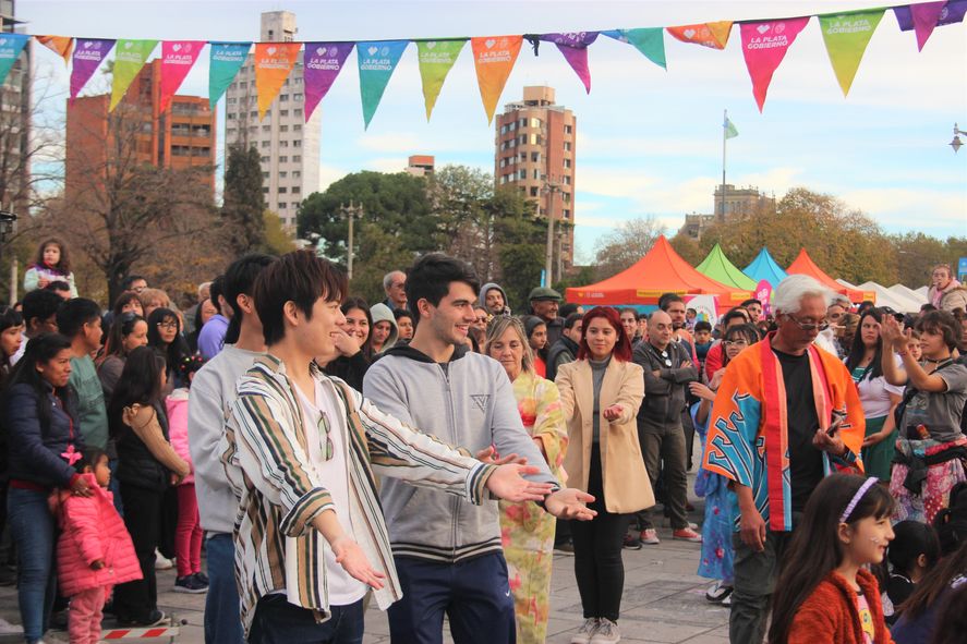 Jóvenes, niños y grandes se animaron a bailar con el tradicional sonido de los tambores