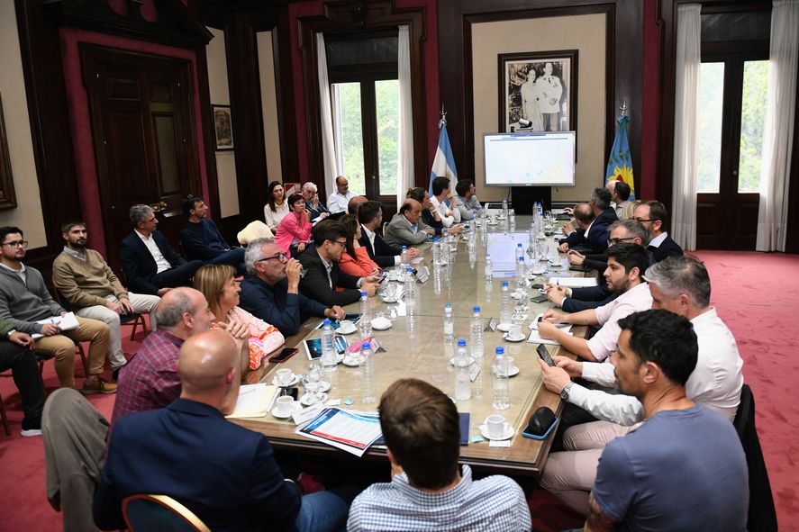 En medio de una agitada tarde en la que el Frente de Todos planteó "blindar el conurbano", Axel Kicillof y los intendentes buscarán mantener los subsidios.