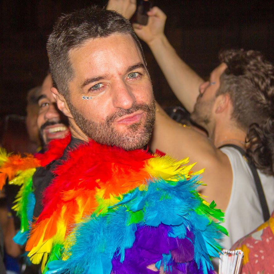 Los colores de la bandera Gay llevados en las plumas y en la 'actitud festiva' del multitudinario encuentro