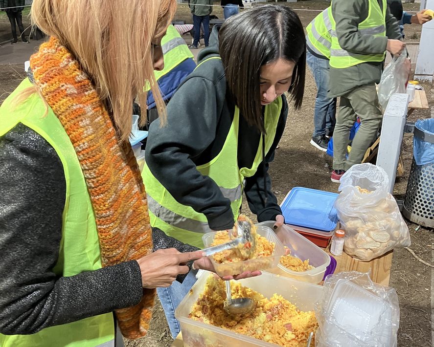 Olla Vegana nació en 2019 con el objetivo de dar asistencia a personas en situación de calle. Hace recorridas todos los martes y jueves en Morón y Ramos Mejía. Olla Vegana nació en 2019 con el objetivo de dar asistencia a personas en situación de calle. Hace recorridas todos los martes y jueves en Morón y Ramos Mejía.