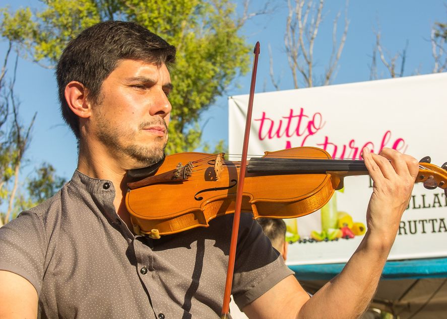 El cantante lírico y violinista Salvador Gómez, llevó su música, tocando en el sector de los puestos de comidas del Parque 