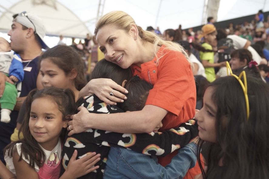 La presidenta honoraria de Fundación BNA, Fabiola Yañez, organizó un gran encuentro en Tecnópolis con shows y sorpresas para los chicos.
