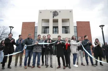 El gobernador Axel Kicillof cortó la cinta de una nueva Casa de la Provincia.