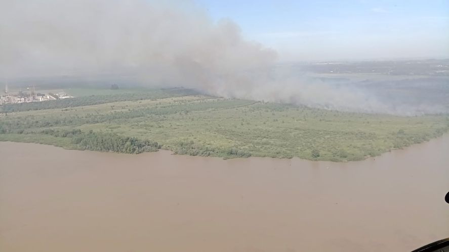 Tras el incendio que generó un apagón en el AMBA, desde este martes se registra un foco cerca de la planta Atucha. Bomberos trabajan en apagar el fuego.