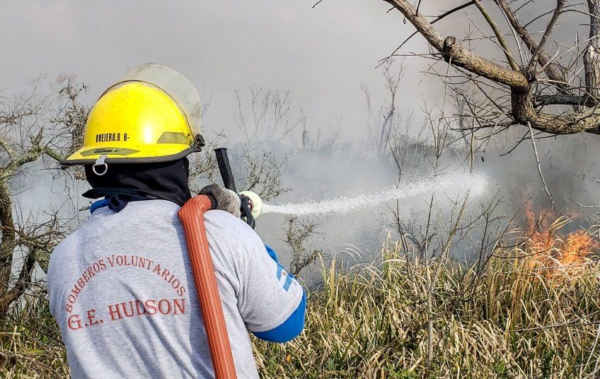 Bomberos extinguieron un incendio de la costa de Hudson en septiembre
