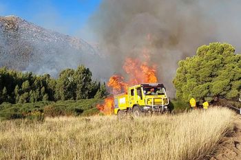 fuego en sierra de la ventana: bomberos y helicopteros hidrantes lograron controlar el incendio