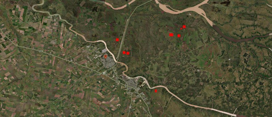 Las ciudades de Zárate (a la izquierda de la ruta 12) y Campana (a la derecha) azotadas por los incendios (cuadrados rojos).