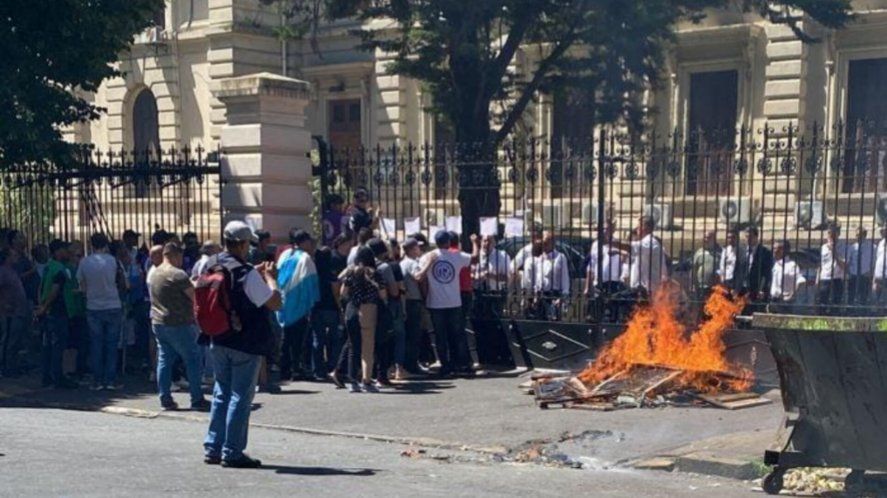 Los trabajadores municipales protagonizaron incidentes en la Legislatura bonaerense. Hubo piedrazos y fuego.
