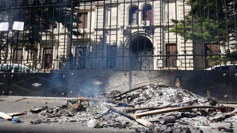 Al menos dos heridos por incidentes en las puertas de la Legislatura durante el debate del Presupuesto