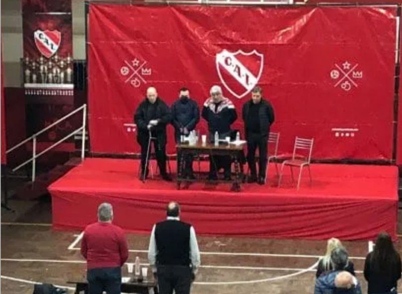 Hugo Moyano en la Asamblea de Independiente que terminó con serios incidentes