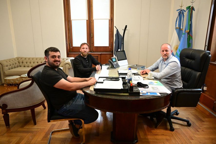 Facundo Tignanelli, actual titular del bloque del Frente de Todos, junto a Federico Otermín y Martín Insaurralde