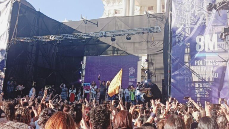 Axel Kicillof por el 8M: “Nos conduce una mujer”