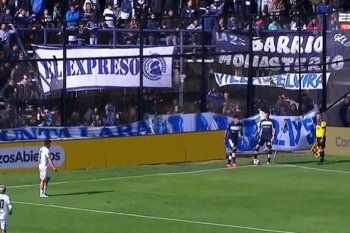 La imagen del insólito gol que le anularon a Gimnasia a instancia del VAR ante Sarmiento