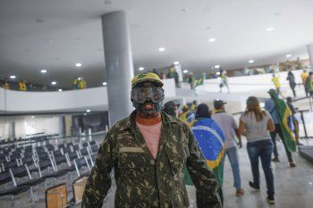 Un seguidor de Bolsonaro dentro del palacio Planalto, sede de gobierno del Poder Ejecutivo de Brasil.