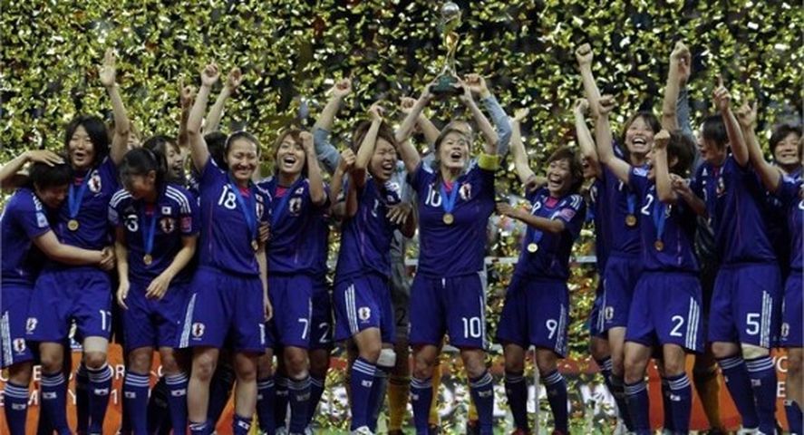 Japón festeja luego de superar a Estados Unidos en la Final.