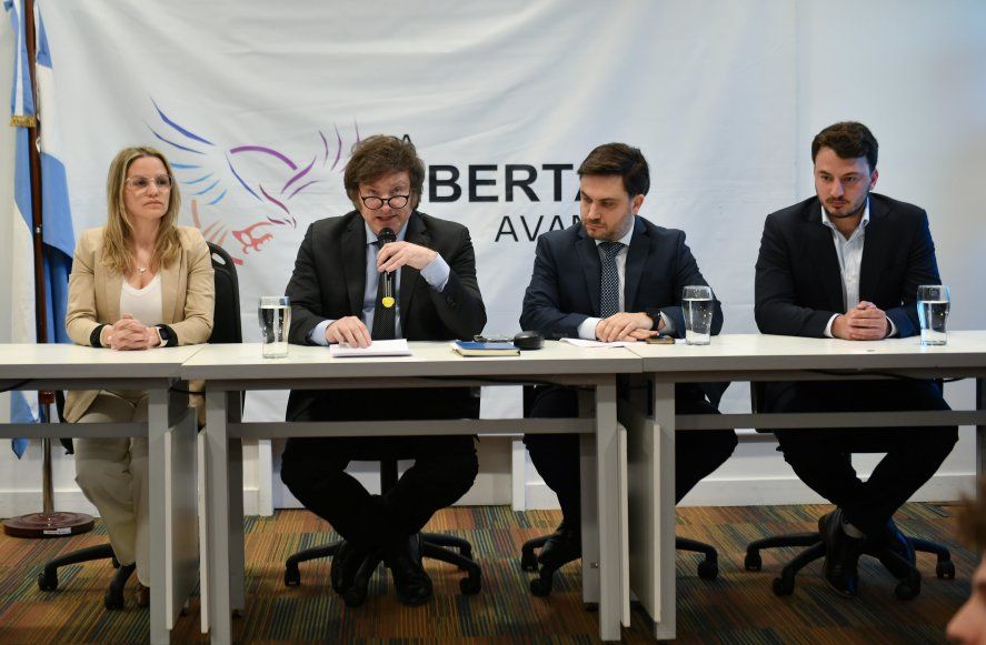 Javier Milei ofreció una conferencia de prensa luego de ser responsabilizado por la corrida cambiaria que llevó al dólar blue por encima de los mil pesos.