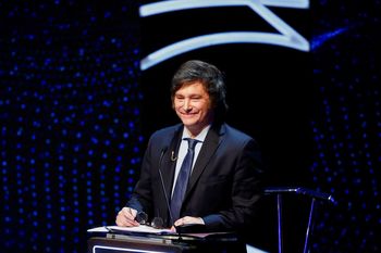 formalizaron la denuncia contra javier milei por la corrida cambiaria