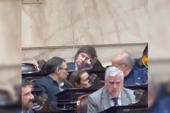 Así dormía Javier Milei en su banca en Diputados.