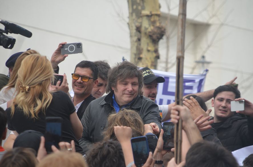 Javier Milei en Olavarría: Motosierra en mano y un repertorio lleno de clichés Javier Milei en Olavarría: Motosierra en mano y un repertorio lleno de clichés