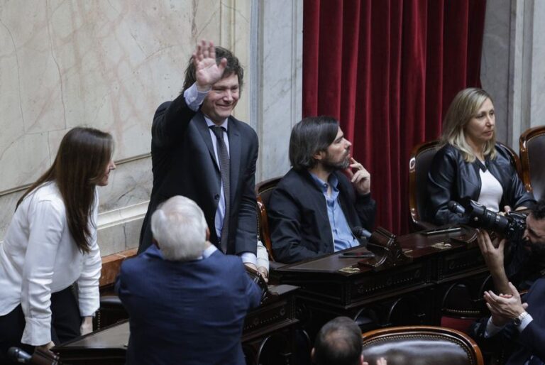 Las 4 alarmas que encendió la oposición por el mega DNU de Javier Milei