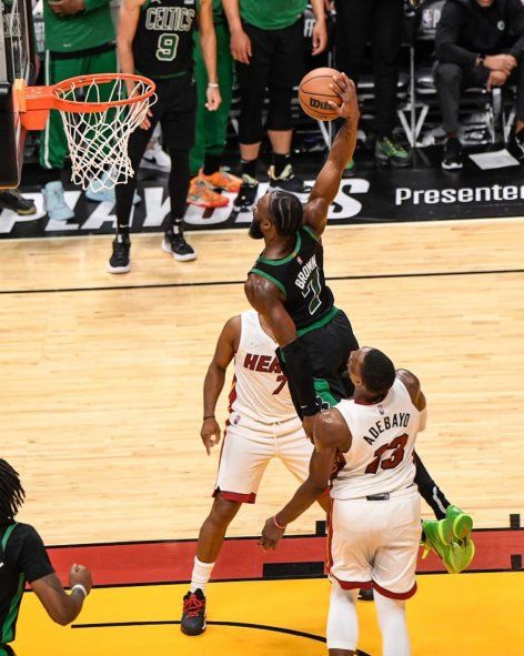 Brown con la jugada destacada de la noche en los Playoffs de la NBA. Básquet