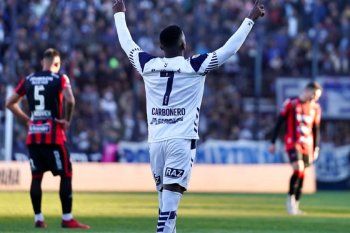 Johan Carbonero celebra el golazo que hizo en Gimnasia ante Patronato en el Bosque