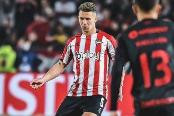Jorge Morel en acción en Estudiantes vs. Athletico Paranaense.