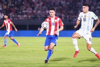 Jorge Morel jugando para Paraguay frente a Argentina, ante un ex Estudiantes como Joaquín Correa.