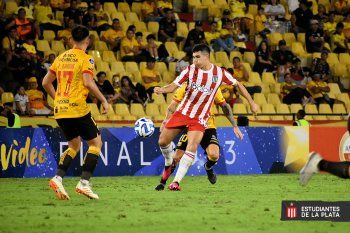 Jorge Rodríguez en acción junto a Estudaintes ante Barcelona en Ecuador. (Foto: prensa EDLP)