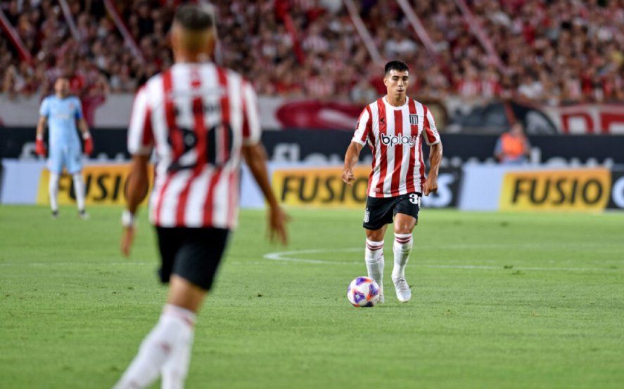 Jorge Rodríguez lleva la pelota en Estudiantes vs. Lanús (Foto: prensa EDLP).