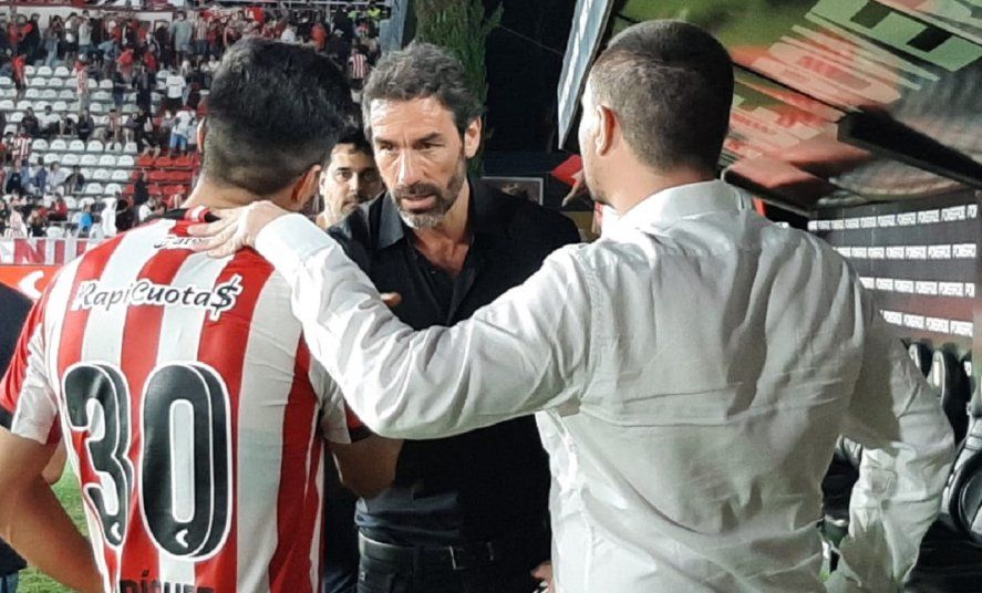 Jorge Rodríguez y Robert Pires, en el estadio de Estudiantes