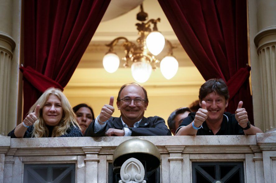 El intendente de Saladillo, José Luis Salomón, levanta su pulgar derecho para celebrar la aprobación de la Universidad Nacional de Saladillo en la Cámara de Diputados de la Nación.