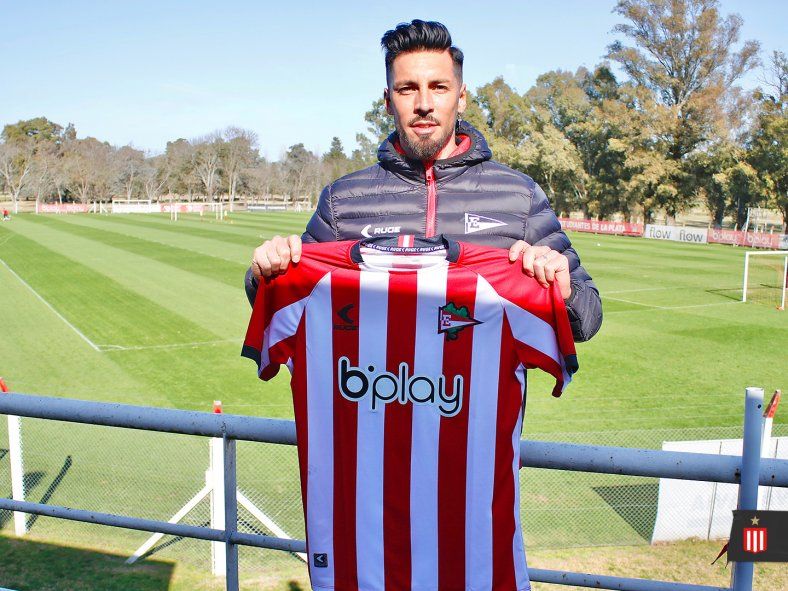 José Sosa posa con la camiseta de Estudiantes en su regreso a City Bell (Foto: prensa EDLP).