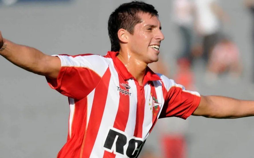 José Sosa con la camiseta de Estudiantes en 2010.