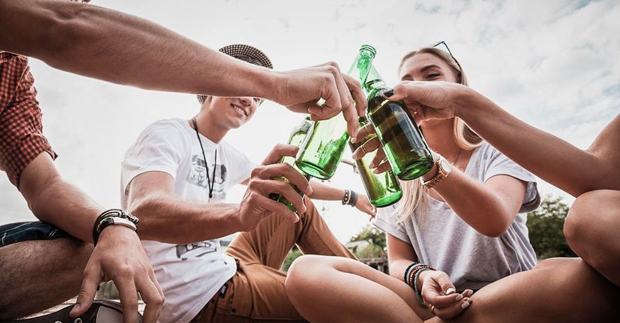 Según un informe de la Defensoría del Pueblo bonaerense, la edad donde los jóvenes comienzan el consumo de alcohol son los 14 años.