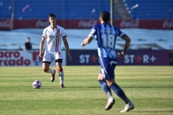 Juan Cruz Guasone, uno de los centrales de Estudiantes. Ninguno tuvo un gran desempeño en Uruguay.