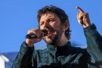 Juan Grabois acampó a orillas del Lago Escondido y se cruzó con los trabajadores del lugar.