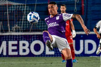 Juan Pintado puede jugar hoy su último partido en Defensor Sporting, mientras Gimnasia lo espera.