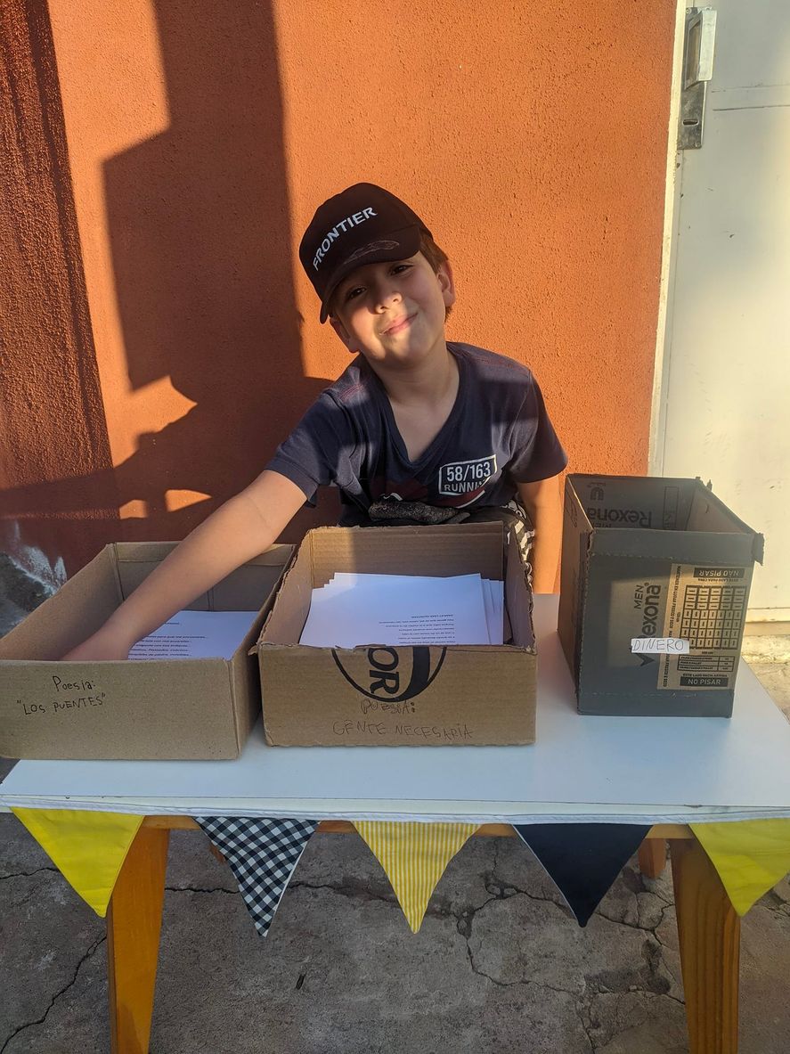 La venta de poesías del niño comenzó como un juego en la vereda de su casa, donde se acercaron vecinos, chicas y chicos de su barrio en Pergamino.