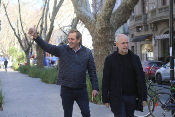 Todo ok, señala Julio Garro, junto a Horacio Rodríguez Larreta en el centro de La Plata.