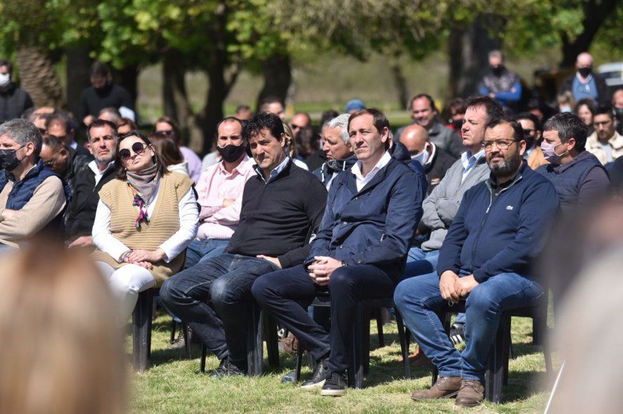 Julio Garro junto a Maximiliano Abad, durante la exposición de los candidatos de Juntos.