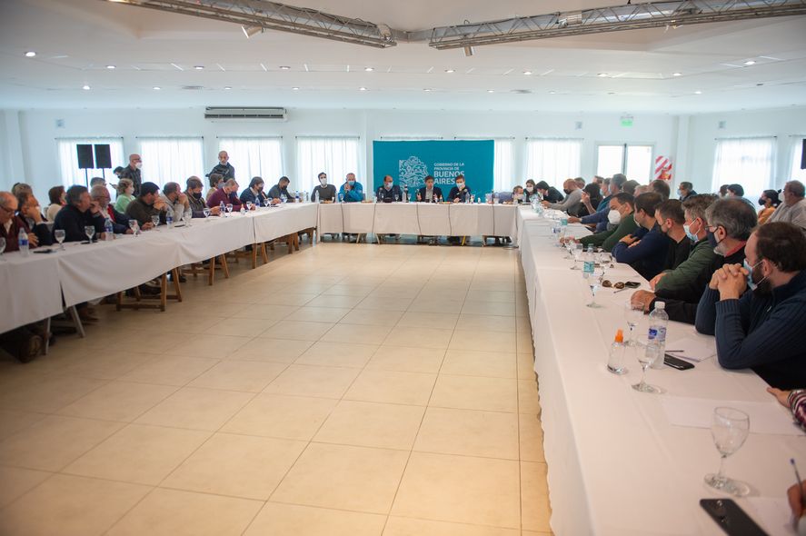 Junto al intendente José Luis Salomón. Axel Kicillof se reunió con referentes de sectores productivos de Saladillo