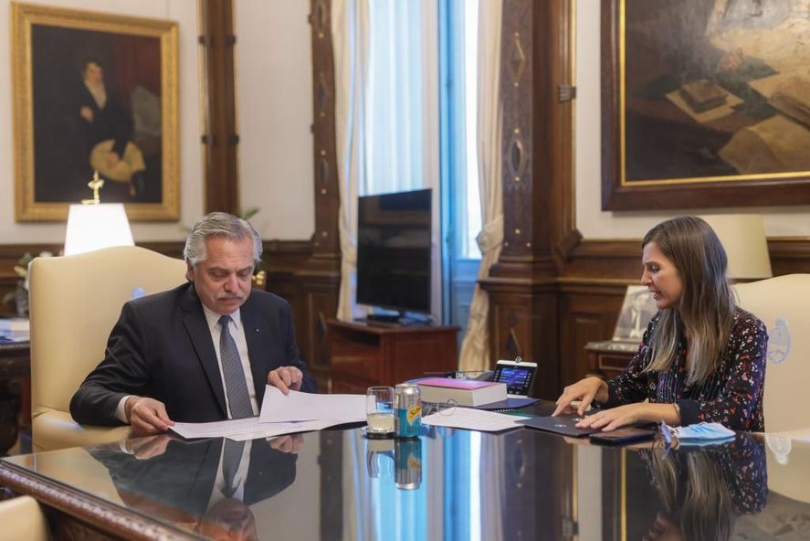 Junto a la titular de Anses, Fernanda Raverta, el presidente Alberto Fernández anunció un bono que beneficiará a  4,6 millones de jubilados y pensionados 