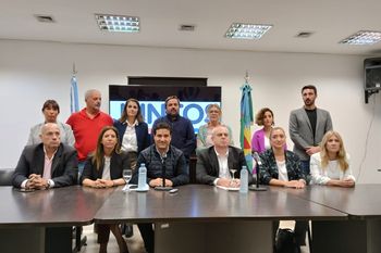 La oposición le reclama fecha de elecciones a Axel Kicillof, pero se entusiasma con una victoria