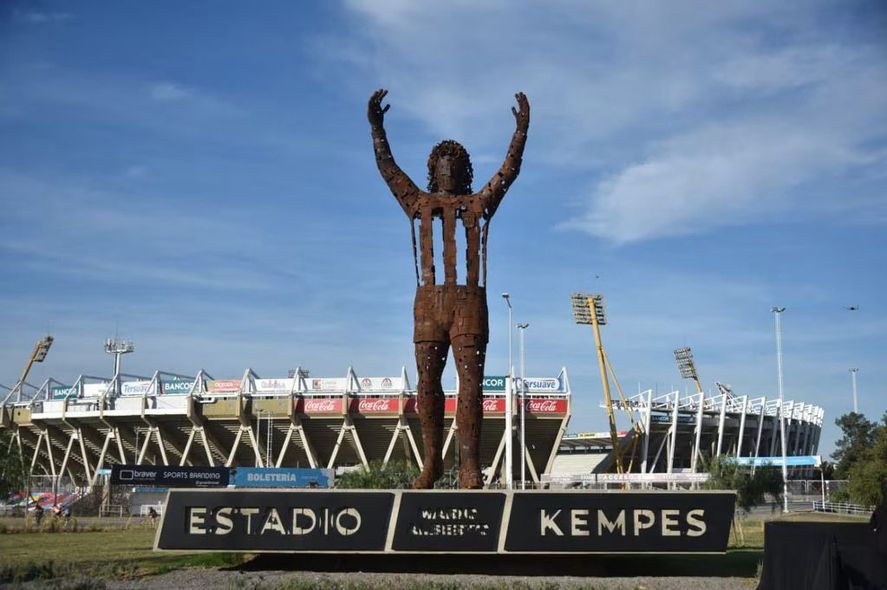 La estatua del Matador Kempes.