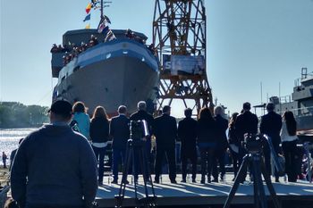 Axel Kicillof y quienes lo acompañaron miran la botadura de la embarcación ARA Ciudad de Ensenada