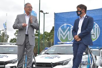 Axel Kicillof junto al intendente de Ituzaingó, Alberto Descalzo, presentan ambas obras