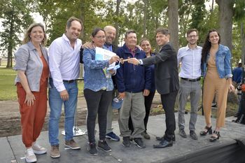 La gira por la costa atlántica comenzó con la entrega de 100 viviendas