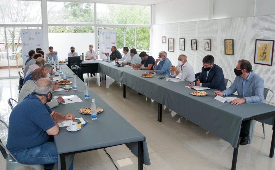 Kicillof se reunió el martes con los intendentes bonaerenses en San Bernardo. Había pedido reforzar los controles pero no impuso nuevas restricciones.