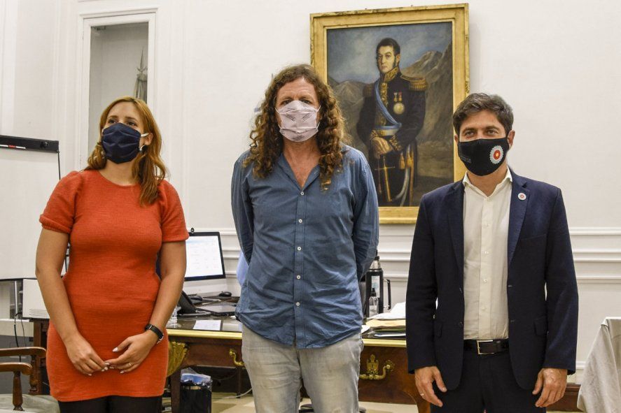 Mara Ruiz Malec, junto a Oscar de Isasi y el gobernador de la provincia de Buenos Aires, Axel Kicillof.